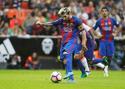 Lionel Messi (Barca) verwertet den Elfer