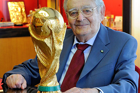 © AP/Giuseppe Aresu Silvio Gazzaniga mit WM-Pokal