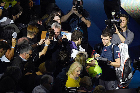 Dominic Thiem gibt Autogramme