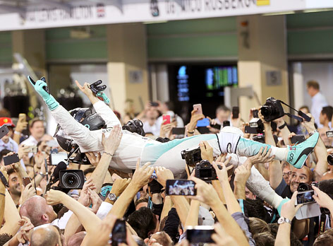 © APA/AP/Kamran Jebreili Nico Rosberg (Mercedes) wird auf Händen getragen