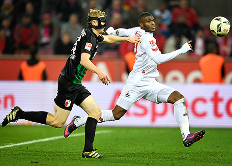 Martin Hinteregger (Augsburg) und Anthony Modeste (Köln)