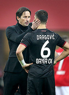 Trainer  Roger Schmidt und Aleksandar Dragovic (Bayer Leverkusen)