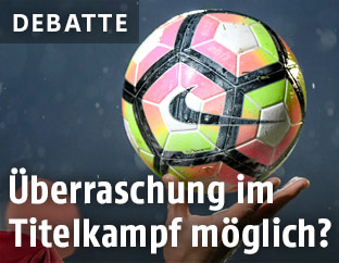 Hand wirft Fußball leicht in die Höhe