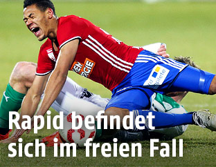 Joelinton Cassio Apolinario de Lira (Rapid) wird von einem Mattersburg Spieler zu Fall gebracht
