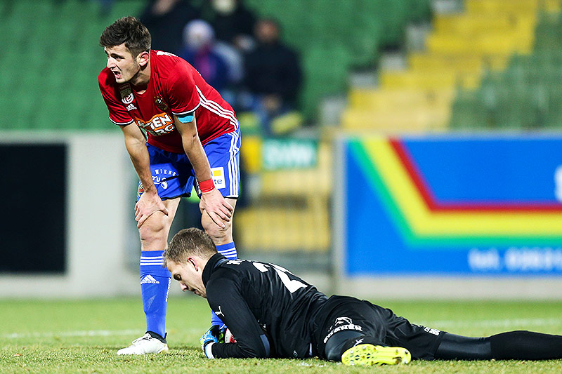 © GEPA/Philipp Brem Giorgi Kvilitaia (Rapid) and Markus Kuster (Mattersburg)