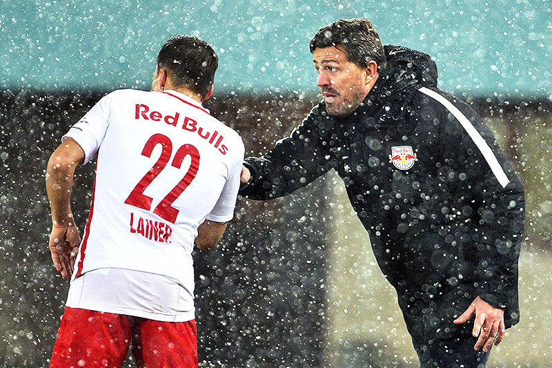 © APA/Hans Punz Stefan Lainer und Trainer Oscar Garcia (Salzburg)