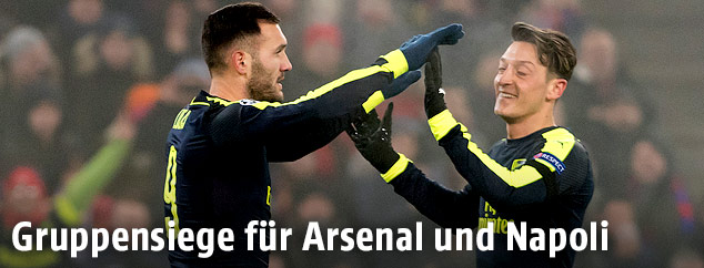 Jubel von Lucas Perez und Mesut Özil (Arsenal)