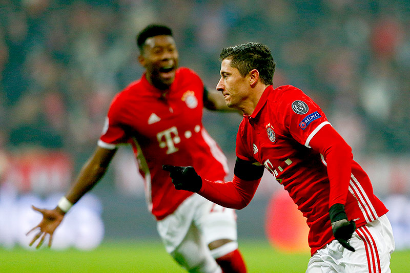 © Reuters/Michaela Rehle Jubel von Robert Lewandowski und David Alaba (Bayern)