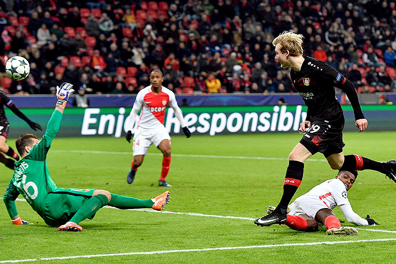 Leverkusens Julian Brandt schießt ein Tor gegen Monaco