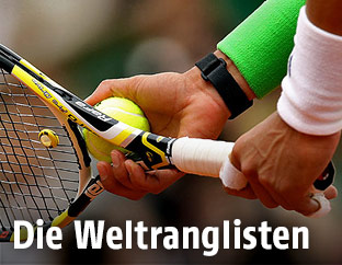 Hand mit Tennisschläger