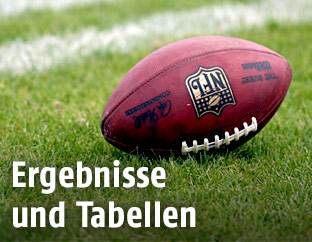 Football auf Wiese
