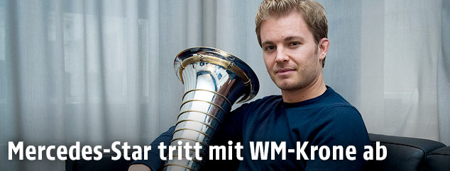 Nico Rosberg mit WM-Pokal