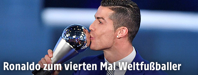 Cristiano Ronaldo mit Pokal