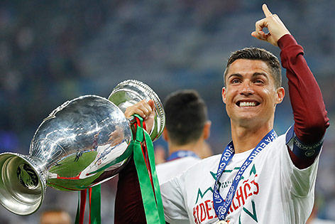 Cristiano Ronaldo mit EM-Pokal
