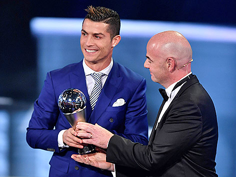 Cristiano Ronaldo mit Pokal