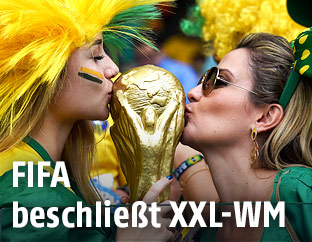 Fans mit dem Weltmeister-Pokal