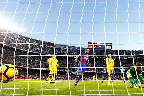 © APA/AP/Manu Fernandez Aleix Vidal (Barcelona) schießt ein Tor