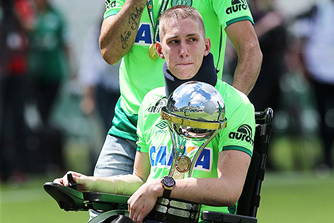 © Reuters/Paulo Whitaker Chapecoense-Torwart Jackson Follmann mit Pokal