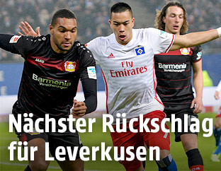 Jonathan Tah (Leverkusen) und Bobby Wood (HSV)