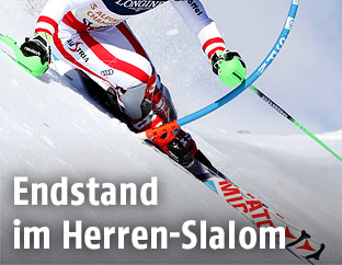 Skifahrer beim Slalom