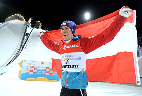© APA/Roland Schlager Jubel von Stefan Kraft (AUT) mit Österreich-Fahne