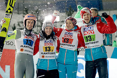 © APA/AP/Matthias Schrader Jubel von Stefan Kraft, Jacqueline Seifriedsberger, Daniela Iraschko-Stolz und Michael Hayböck