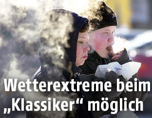 Zwei Zuschauer in eisiger Kälte in Lahti