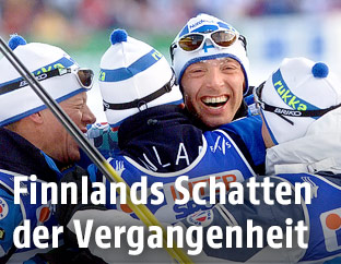 Olympiasieger Mika Myllylä wird 2001 von seinen Teamkollegen gefeiert