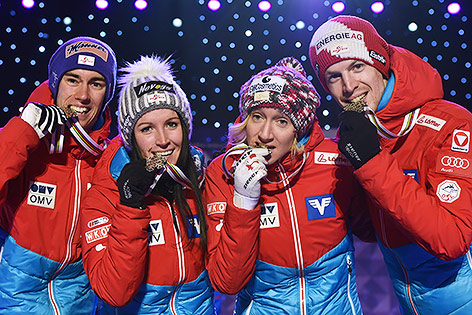 © APA/AFP/Christof Stache Stefan Kraft, Jacqueline Seifriedsberger, Daniela Iraschko und Michael Hayboeck