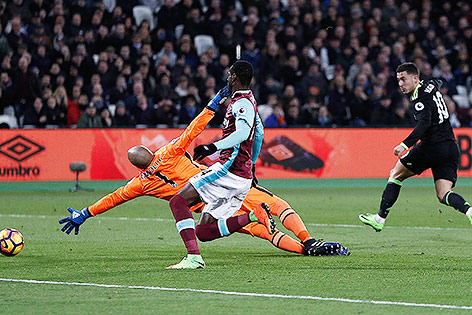 Eden Hazard (Chelsea) trifft