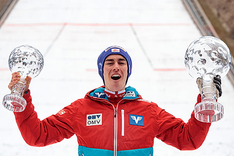 © APA/EXPA/JFK Gesamtweltcup Sieger Stefan Kraft mit zwei Kristallkugeln