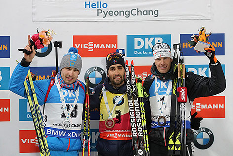 © APA/AP/Lee Jin-man Anton Schipulin (RUS), Martin Fourcade (FRA) und Julian Eberhard (AUT)
