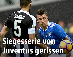 Danilo Larangeira (Udinese) und Mario Mandzukic (Juventus)
