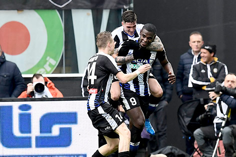 Udinese-Spieler jubeln mit Torschütze Duvan Zapata