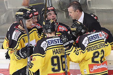 © GEPA/Christian Ort Serge Aubin und Spieler der Vienna Capitals