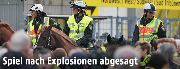 Polizistinnen und Fans