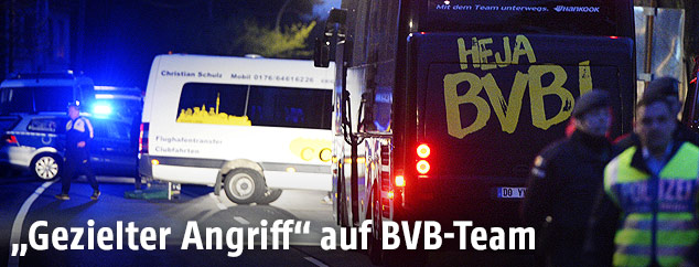 Polizei- und Feuerwehrautos um den Mannschaftsbus des BVB