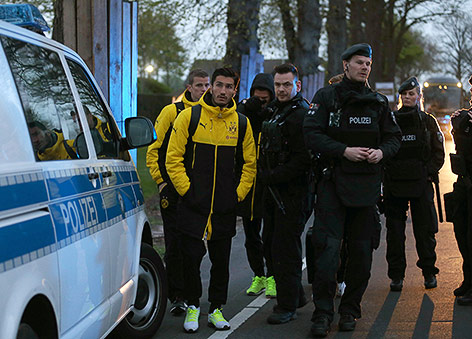 © APA/dpa/Ina Fassbender BVB-Spieler und Polizisten