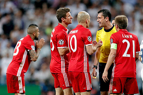 © APA/AP/Daniel Ochoa de Olza Spieler des FC Bayern München und Schiedsrichter Viktor Kassai
