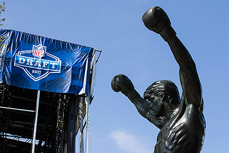© AP/Matt Rourke Tribüne für den NFL-Draft vor der Rocky Statue