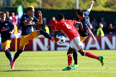 © GEPA/Felix Roittner Hannes Wolf (RBS), Florentino (Benfica) und Mergim Berisha (RBS)