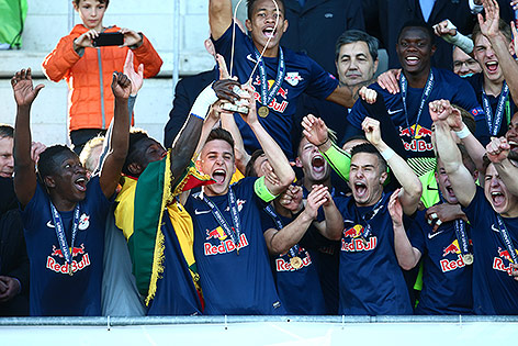 © GEPA/Felix Roittner Salzburg Spieler jubeln mit Pokal