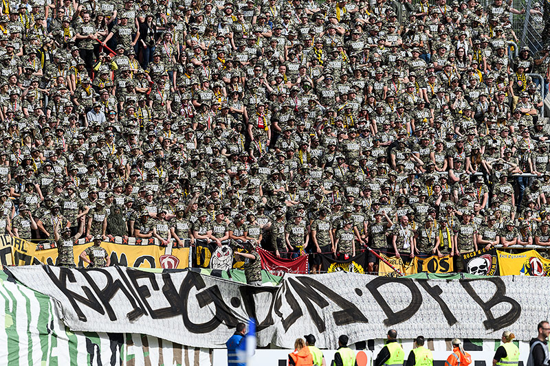 © picturedesk.com/dpa Picture Alliance/Helge Prang Fans von Dresden mit einem Transparent "Krieg dem DFB"