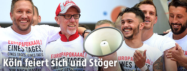 K&ouml;ln-Trainer Peter St&ouml;ger feiert mit seinen Spielern