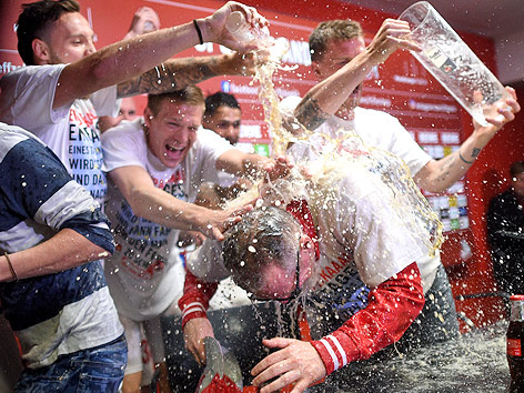 © picturedesk.com/dpa/Jonas Güttler Bierdusche für Köln-Trainer Peter Stöger