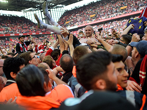 © APA/AFP/Jonas Guttler Köln-Spieler feiern mit Fans im Stadion