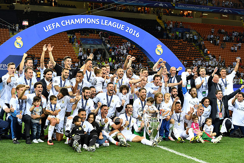 © APA/AFP/Gerard Julien Real Madrid mit dem Pokal 2016