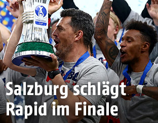 Salzburg-Trainer Oscar Garcia und Spieler mit Pokal