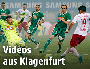 Hwang Hee-Chan (Salzburg) schie&szlig;t ein Tor gegen Rapid