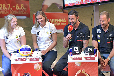 Österreichs Beachvolleyballerinnen Katharina Schützenhöfer und Stefanie Schwaiger mit den Beachvolleyballern Clemens Doppler und Alexander Horst